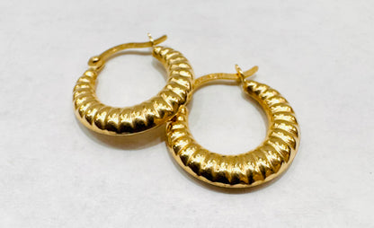 10K GOLD SMALL BABY SHRIMP EARRINGS, LESS THAN ONE GRAM