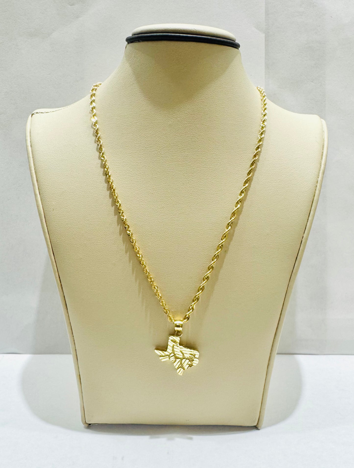 10K GOLD HOLLOW ROPE CHAIN 20”, WEIGHT: 3.4gm, WIDTH: 2.2mm WITH TEXAS PENDANT, WEIGHT: 2.3gm