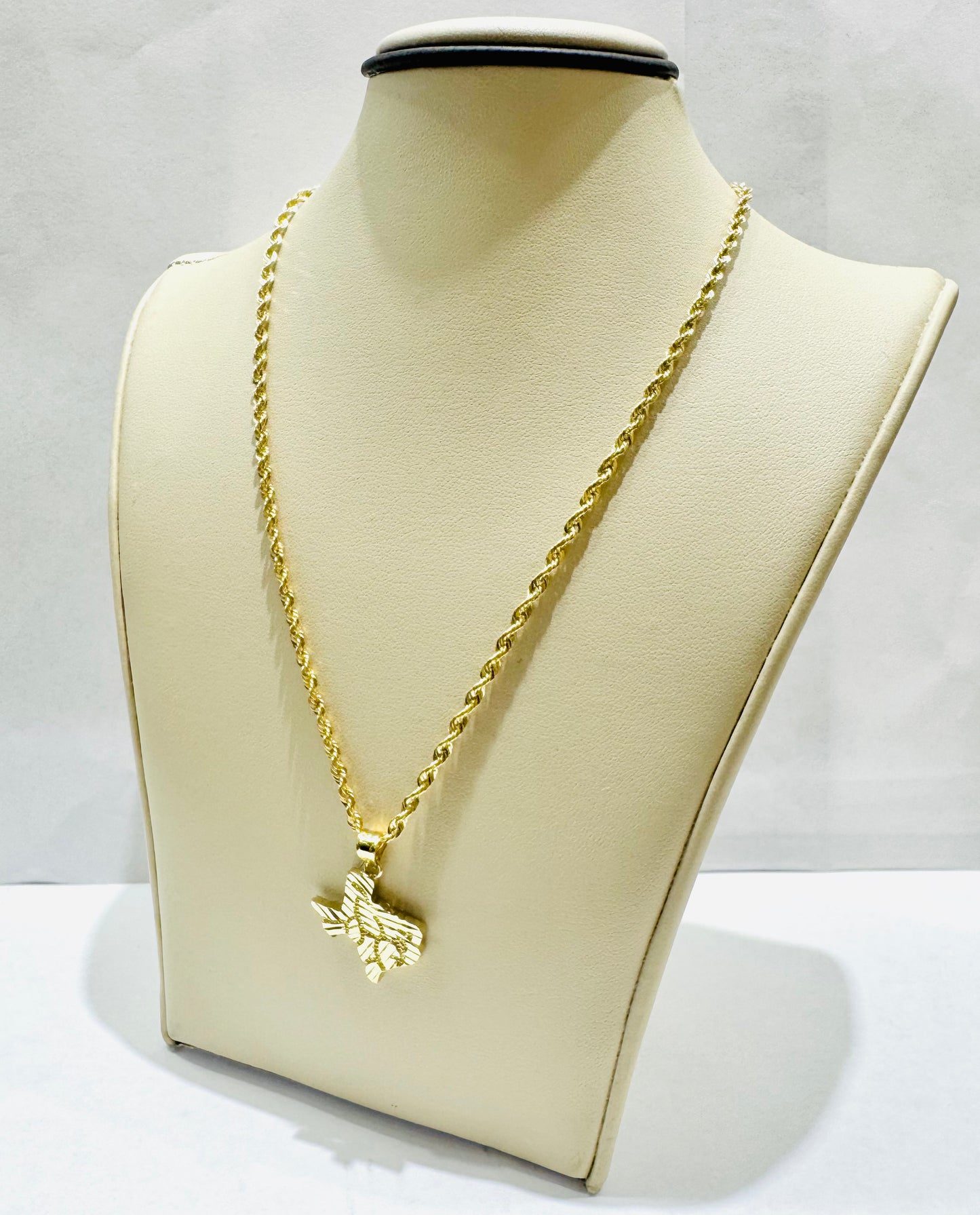 10K GOLD HOLLOW ROPE CHAIN 20”, WEIGHT: 3.4gm, WIDTH: 2.2mm WITH TEXAS PENDANT, WEIGHT: 2.3gm