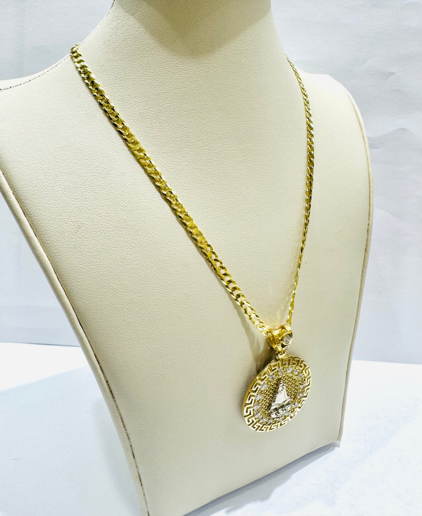 10K GOLD CUBAN LINK NECKLACE 22” WITH VIRGEN DE LA CARIDAD DEL COBRE PENDANT, WEIGHT: 13gm