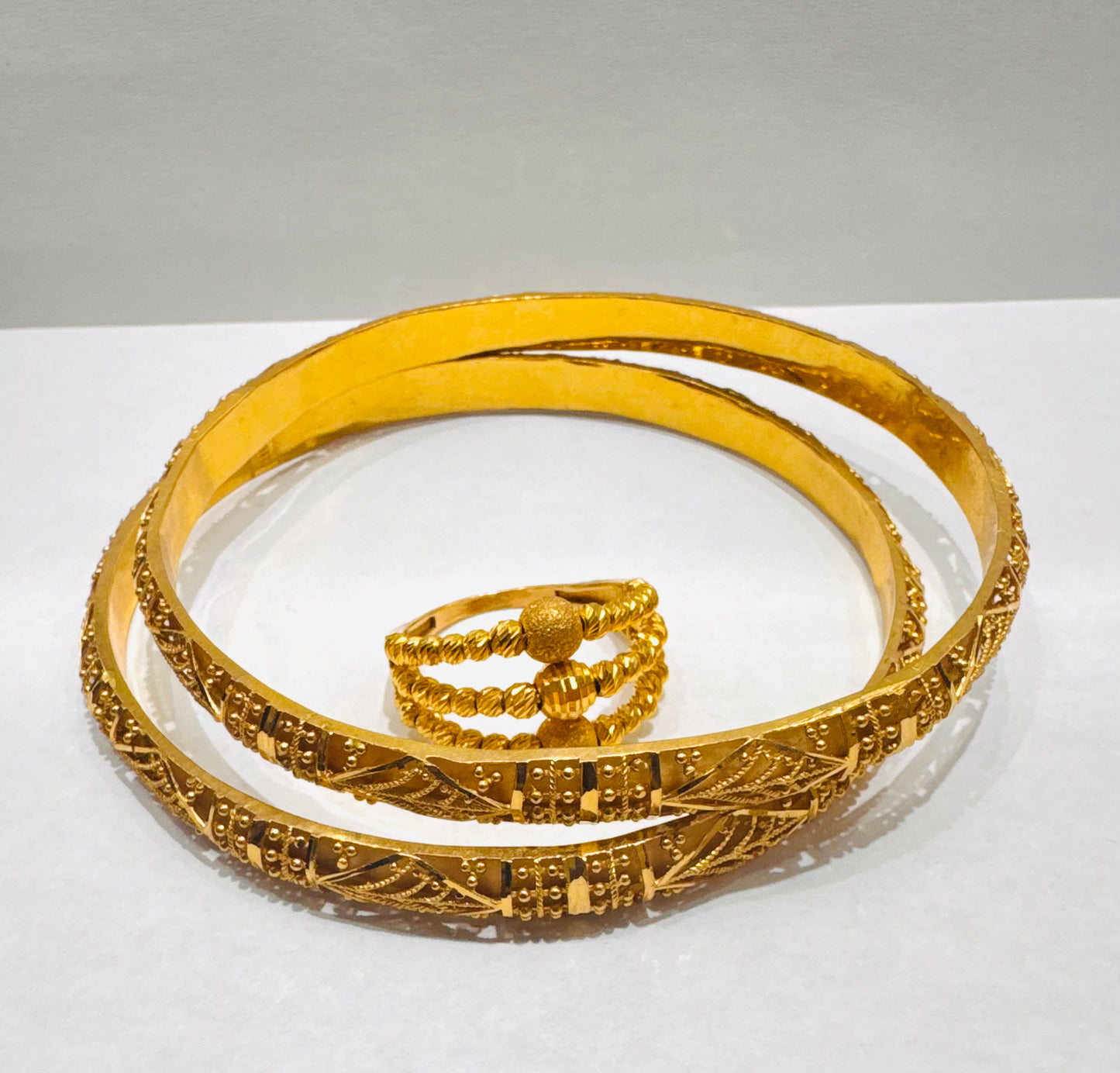 21KT GOLD 2 BANGLES AND 1 RING