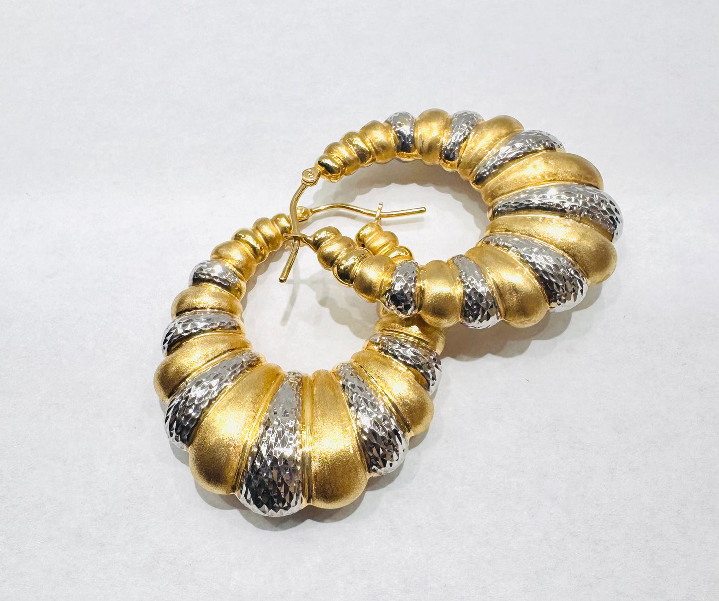 10K GOLD TWO TONE SHRIMP EARRINGS, WEIGHT: 8.2gm