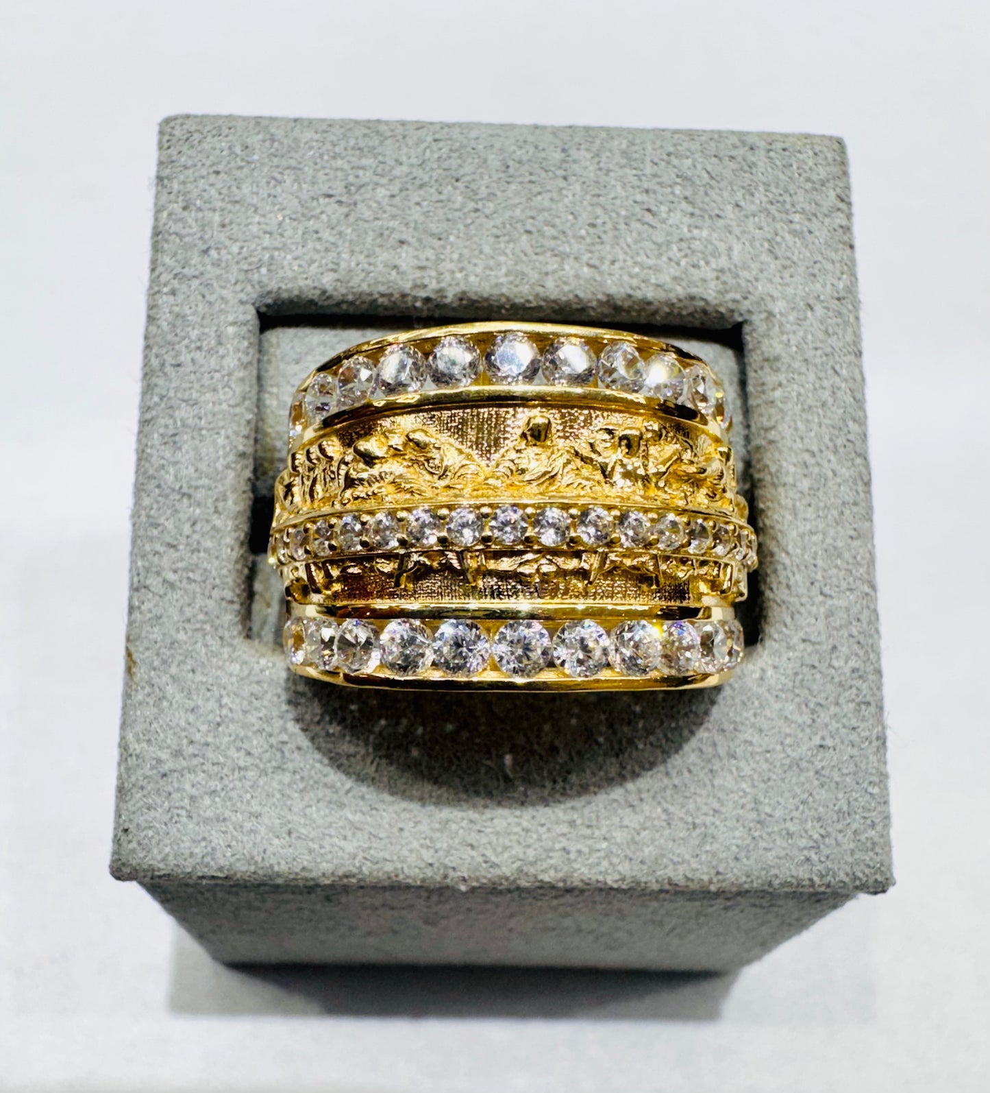10K GOLD LAST SUPPER RING WITH CZ STONES, WEIGHT: 6.2gm, SIZE: 10