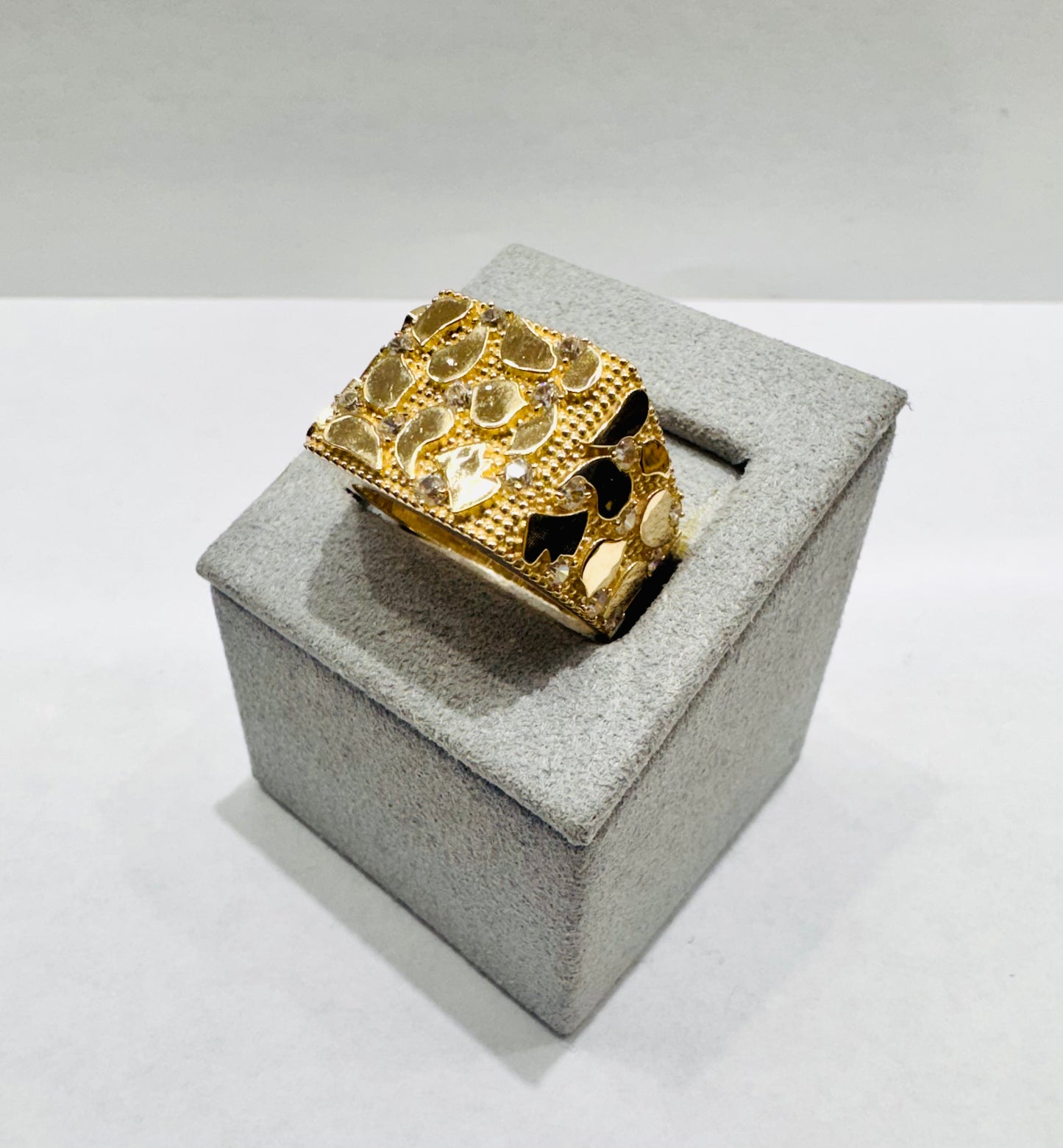 10K GOLD NUGGET RING WITH CZ STONES, WEIGHT: 4.6gm, SIZE: 11.5