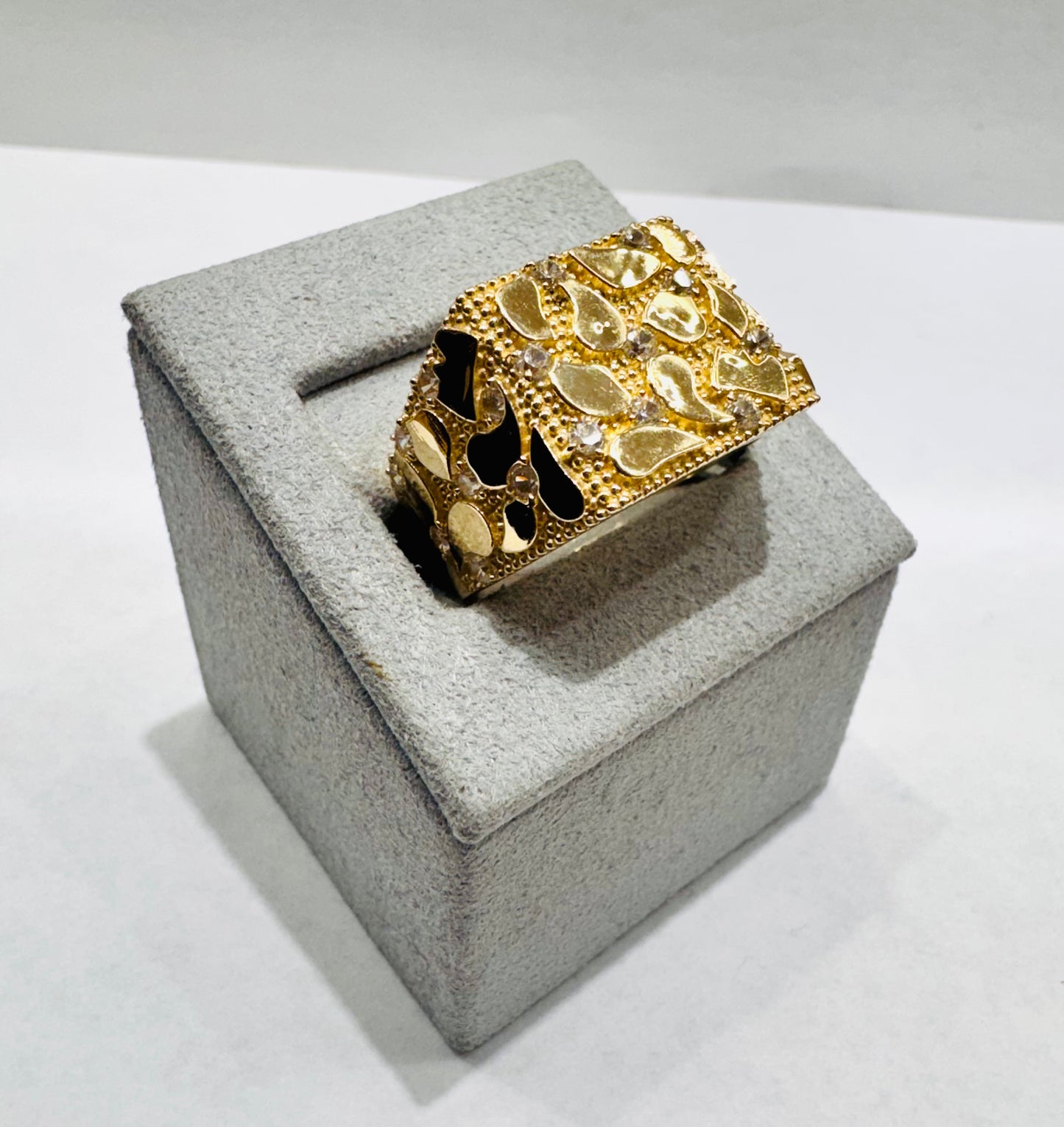 10K GOLD NUGGET RING WITH CZ STONES, WEIGHT: 4.6gm, SIZE: 11.5