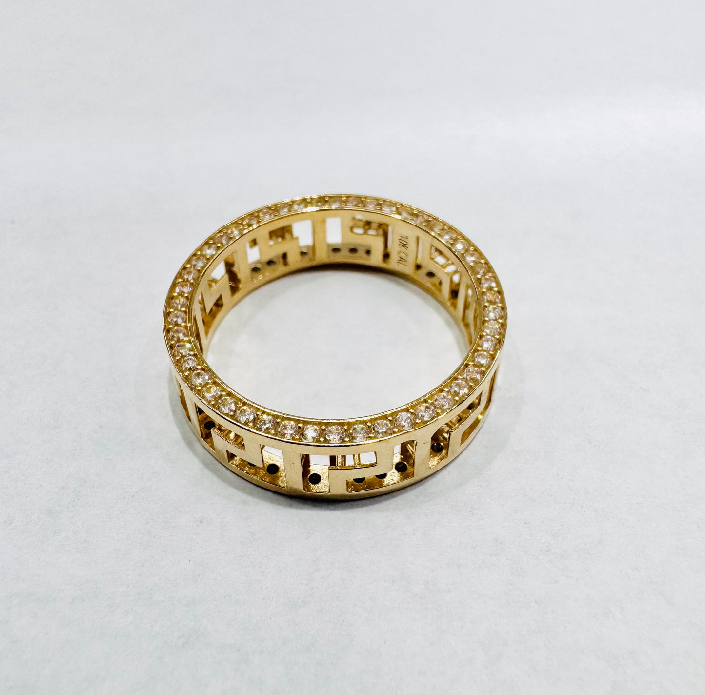 10K GOLD GREEK BORDER BAND WITH CZ STONES, WEIGHT: 3.3gm, SIZE: 10