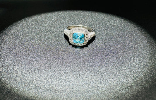 SILVER RING WITH BLUE AND WHITE SWAROVSKI STONES, SIZE: 8, WEIGHT: 4.7gm