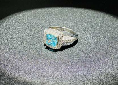 SILVER RING WITH BLUE AND WHITE SWAROVSKI STONES, SIZE: 8, WEIGHT: 4.7gm