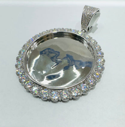 SILVER MOISSANITE ROUND MEMORY PENDANT, VVS 25.30CTW, WIDTH: 63mm