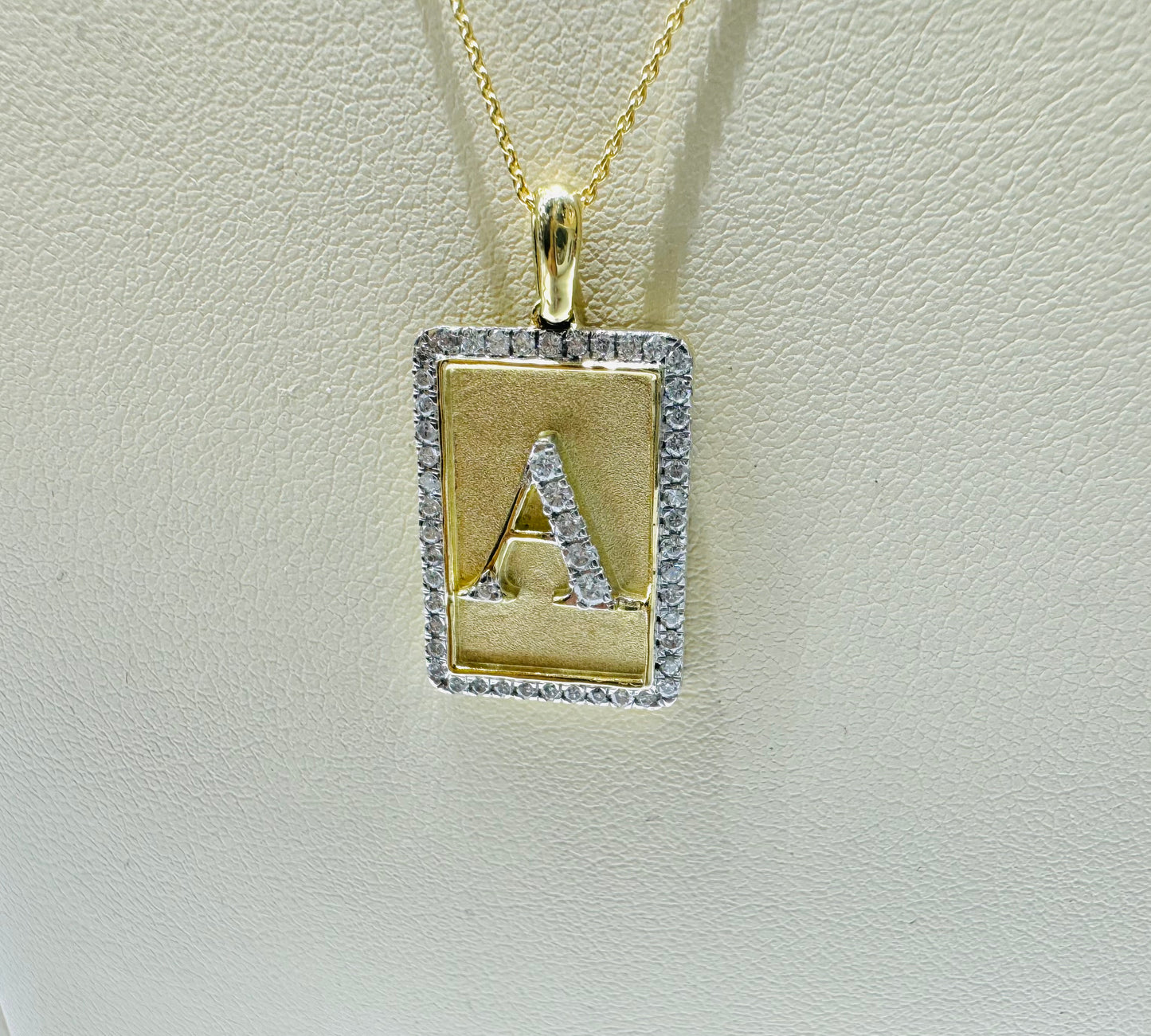 10K GOLD INITIAL “A” LETTER NATURAL DIAMOND PENDANT WITH NECKLACE, 0.25CT