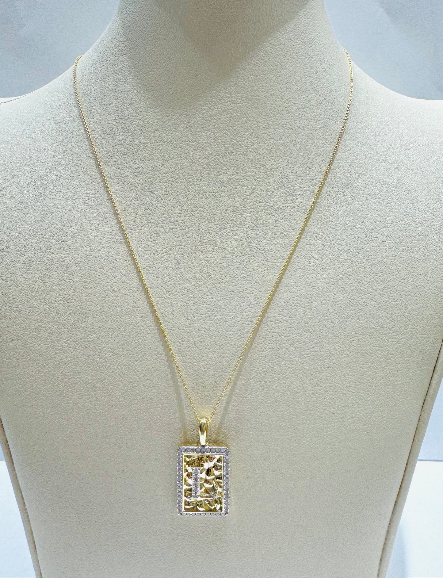 10K GOLD INITIAL “L” LETTER NATURAL DIAMOND PENDANT WITH NECKLACE, 0.25CT