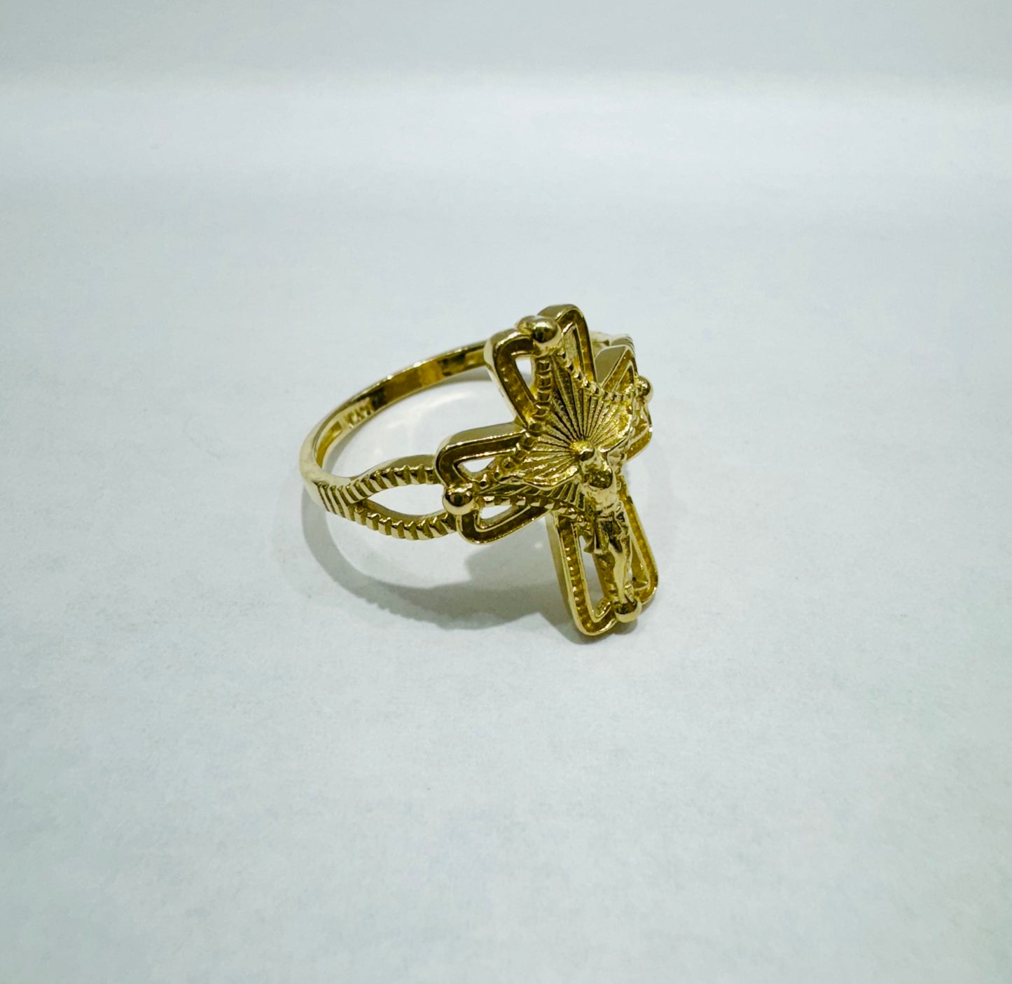 10K GOLD CROSS RING, WEIGHT: 2.7gm, SIZE: 8