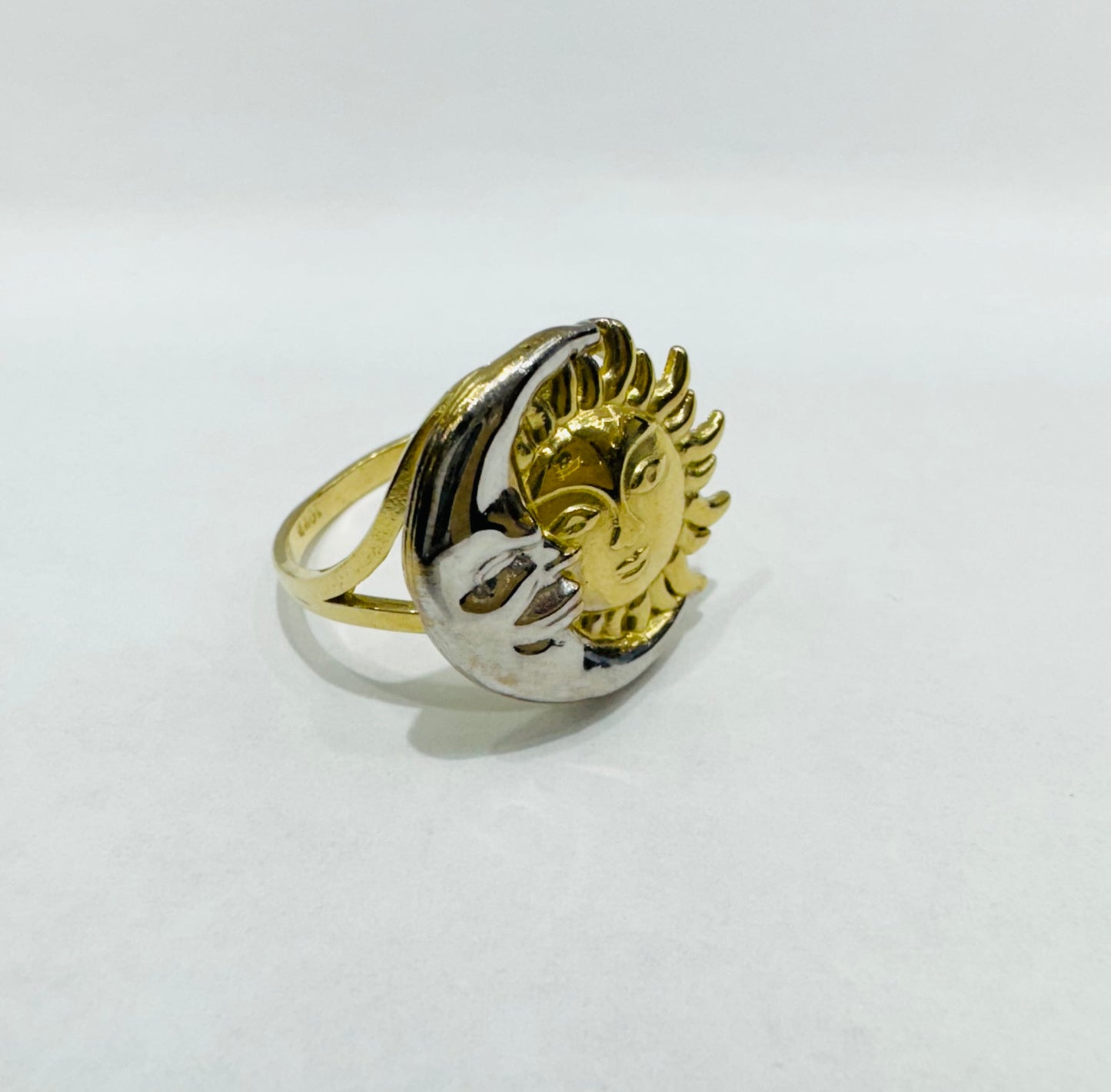 10K GOLD TWO TONED SUN & MOON RING, WEIGHT: 2.8gm, SIZE: 8.5