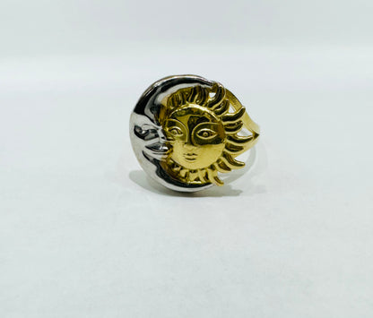 10K GOLD TWO TONED SUN & MOON RING, WEIGHT: 2.8gm, SIZE: 8.5