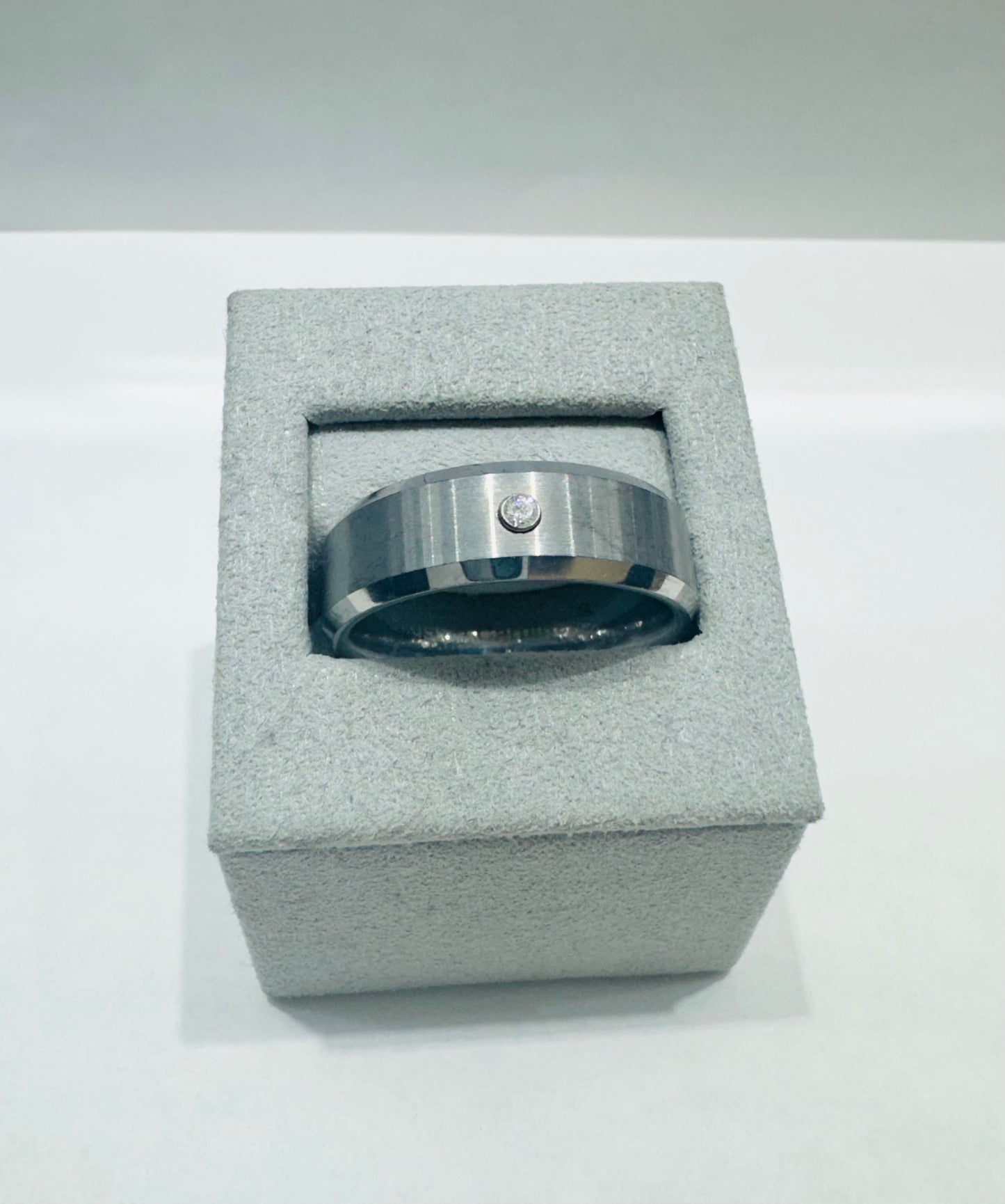 MEN’S TUNGSTEN CARBIDE WEDDING BAND WITH A SINGLE WHITE STONE, WIDTH: 7mm , SIZE: 13
