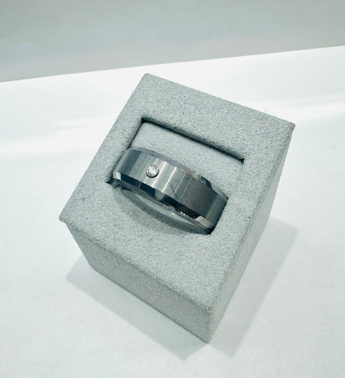 MEN’S TUNGSTEN CARBIDE WEDDING BAND WITH A SINGLE WHITE STONE, WIDTH: 7mm , SIZE: 13
