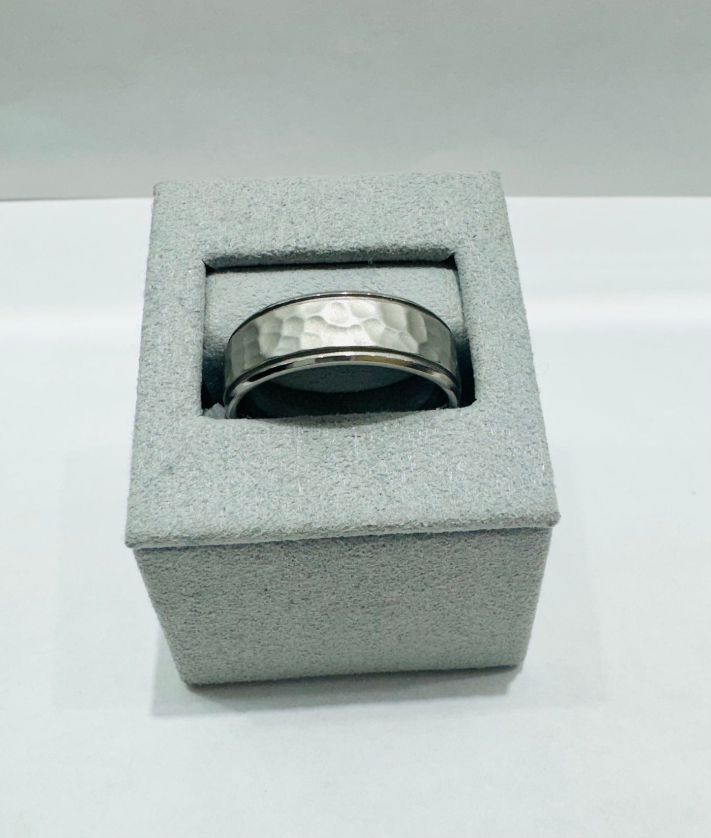 MEN’S TUNGSTEN HAMMERED WEDDING BAND WIDTH: 8mm, SIZE: 11