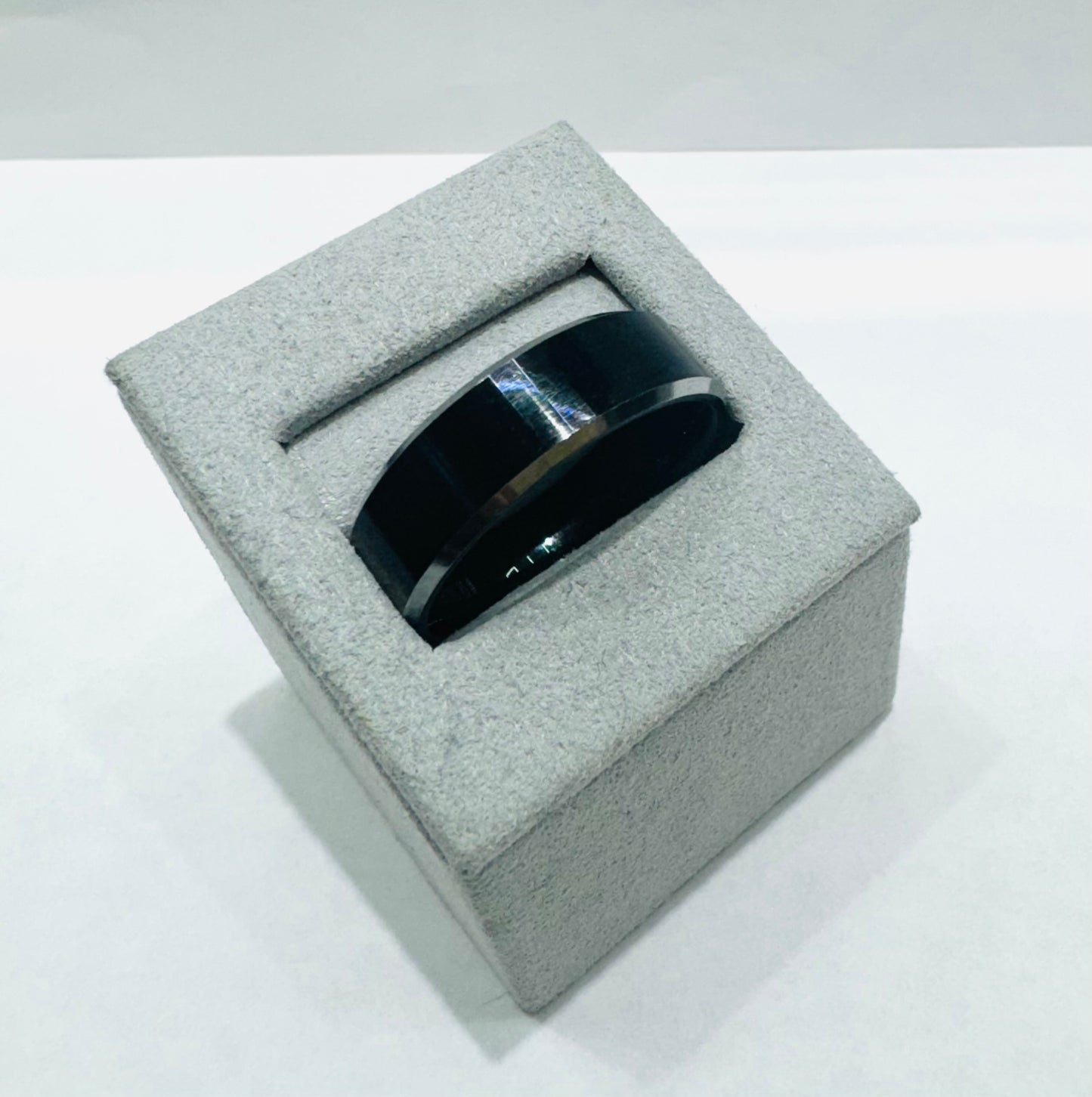 MEN’S BLACK TUNGSTEN CARBIDE WEDDING BAND WIDTH: 8mm, SIZE: 15