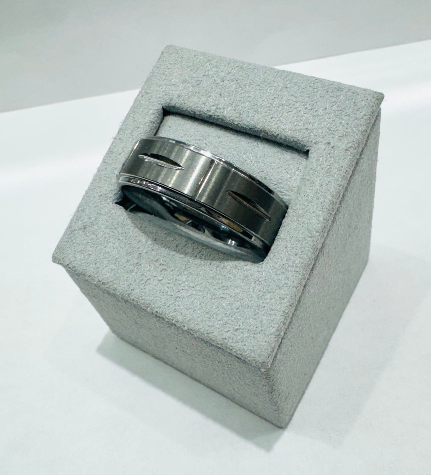 MEN’S TUNGSTEN CARBIDE WEDDING BAND WITH BRUSHED FINISH AND GROOVED DESIGN 8mm, SIZE: 14