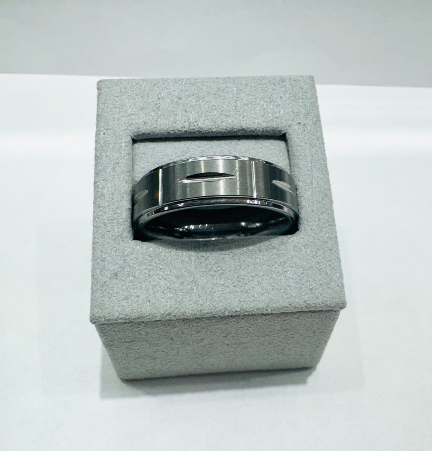 MEN’S TUNGSTEN CARBIDE WEDDING BAND WITH BRUSHED FINISH AND GROOVED DESIGN 8mm, SIZE: 14