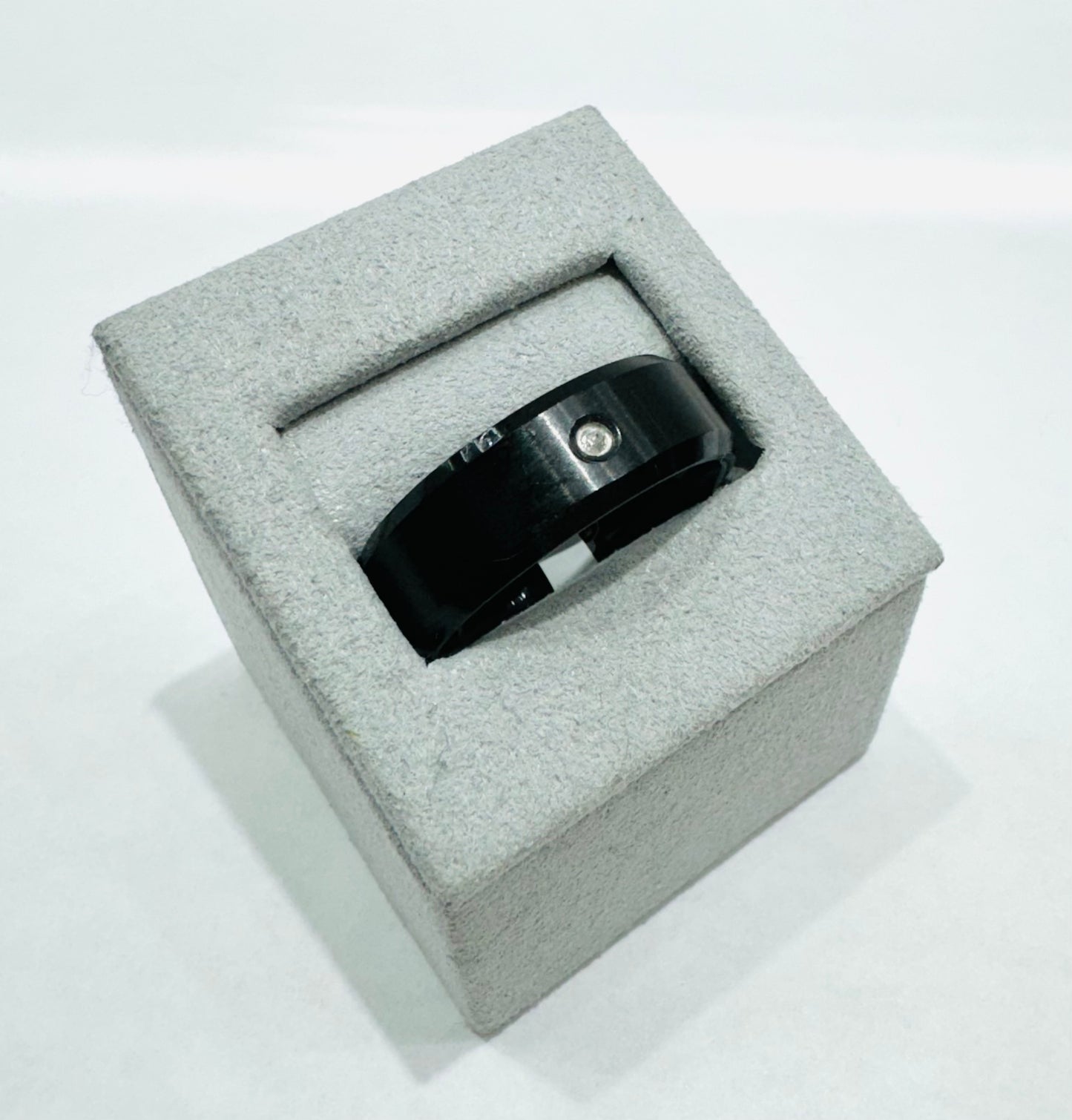 BLACK TUNGSTEN MEN’S WEDDING BAND WITH ONE CZ STONE, WIDTH: 8mm, SIZE: 12