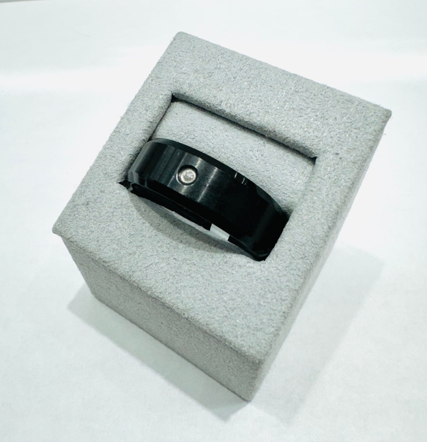 BLACK TUNGSTEN MEN’S WEDDING BAND WITH ONE CZ STONE, WIDTH: 8mm, SIZE: 12