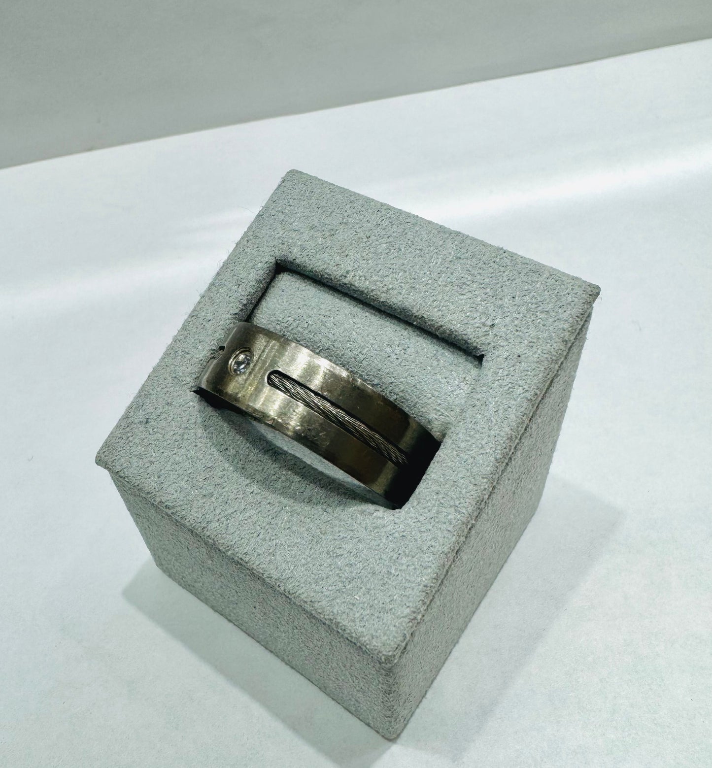 MENS TITANIUM BAND WITH CABLE INLAY CZ STONE, WIDTH: 8mm, SIZE: 13