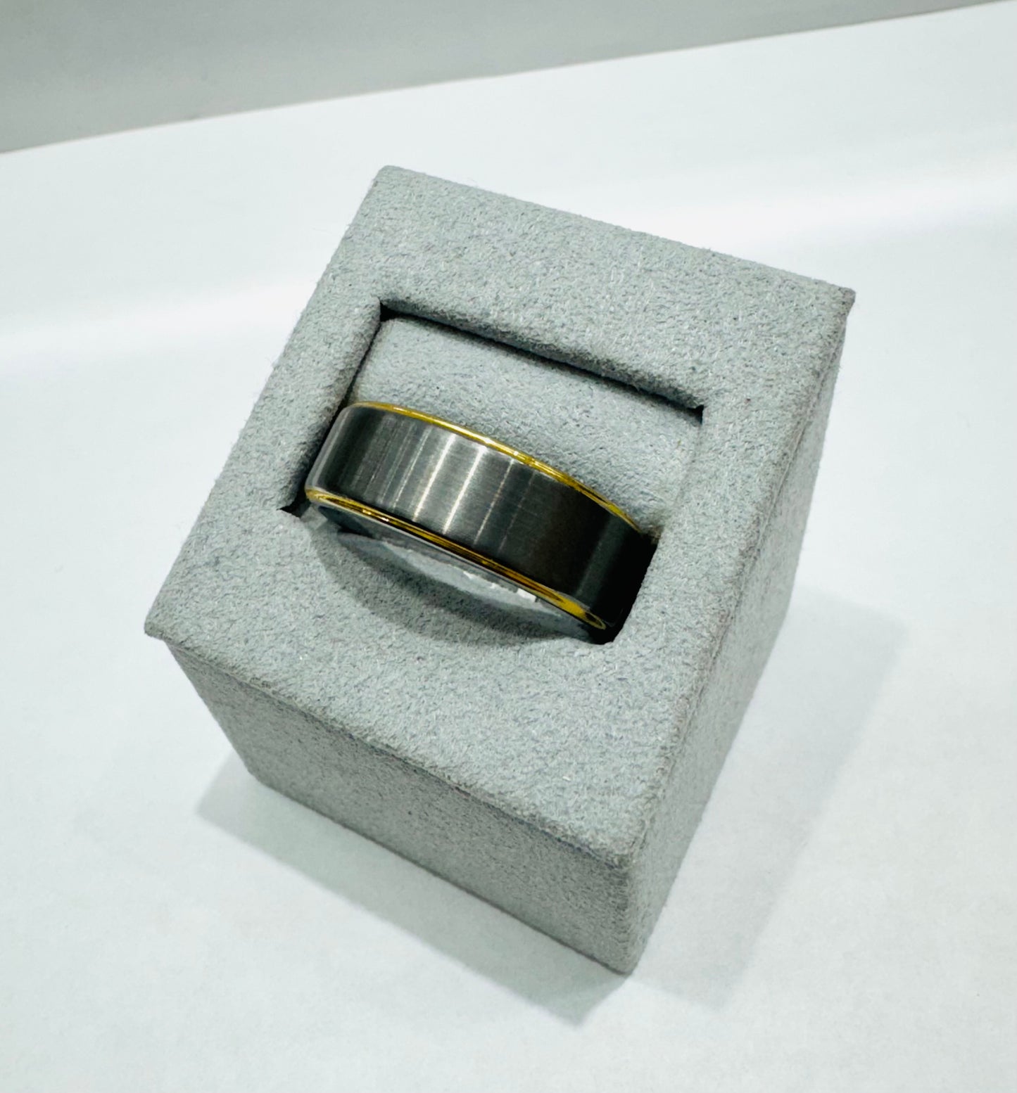 TWO TONED TUNGSTEN CARBIDE MENS WEDDING BAND 8mm, SIZE: 10.5