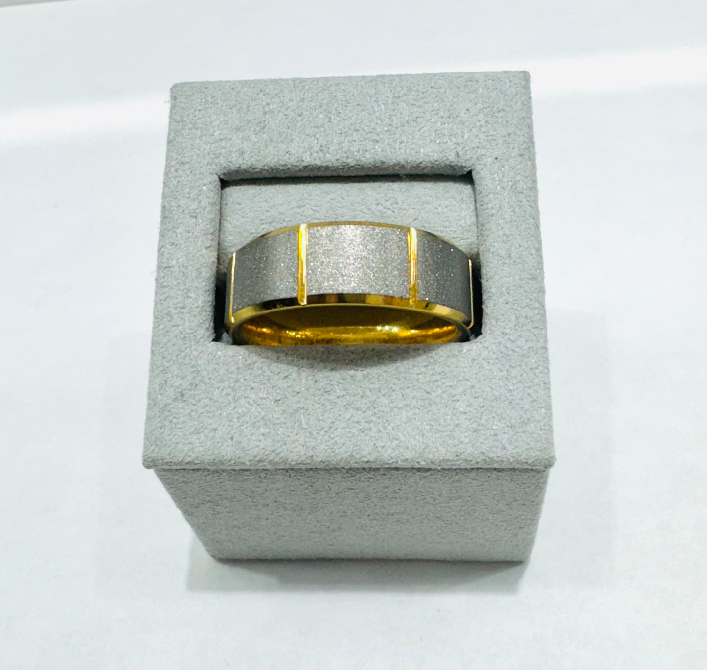 TUNGSTEN CARBIDE MENS WEDDING BAND WITH SANDBLASTED GOLD & SILVER TONE PLATED EDGES, WIDTH: 8mm, SIZE: 12