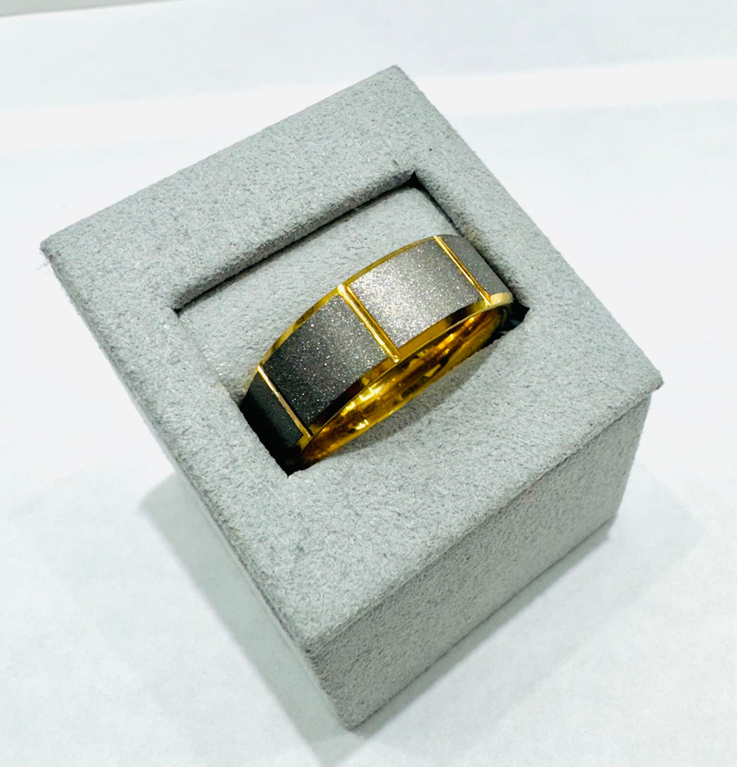 TUNGSTEN CARBIDE MENS WEDDING BAND WITH SANDBLASTED GOLD & SILVER TONE PLATED EDGES, WIDTH: 8mm, SIZE: 12