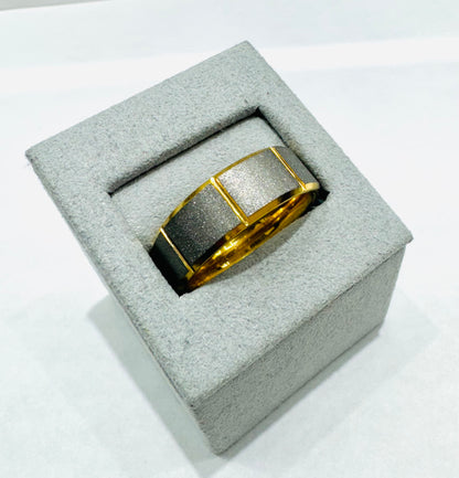 TUNGSTEN CARBIDE MENS WEDDING BAND WITH SANDBLASTED GOLD & SILVER TONE PLATED EDGES, WIDTH: 8mm, SIZE: 12