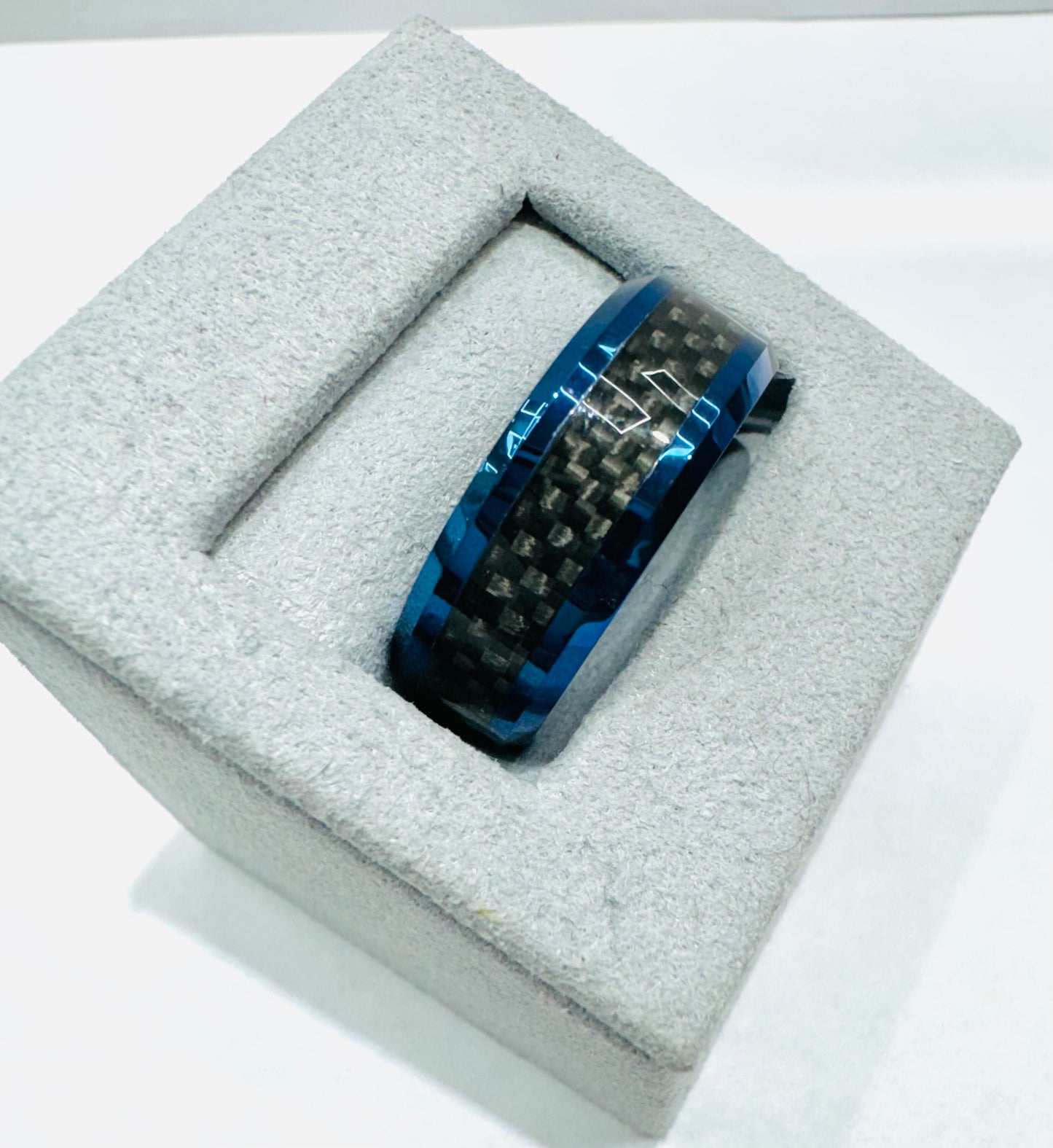 BLUE TUNGSTEN CARBIDE MENS BAND WITH BLACK CARBON FIBER INLAY, WIDTH: 8mm, SIZE: 10