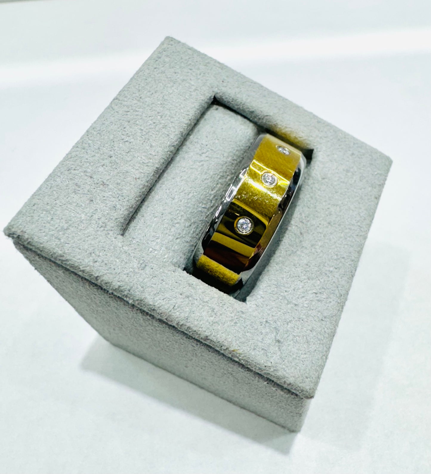 TUNGSTEN CARBIDE MENS BAND WITH THREE CZ STONES, WIDTH: 8mm, SIZE: 12