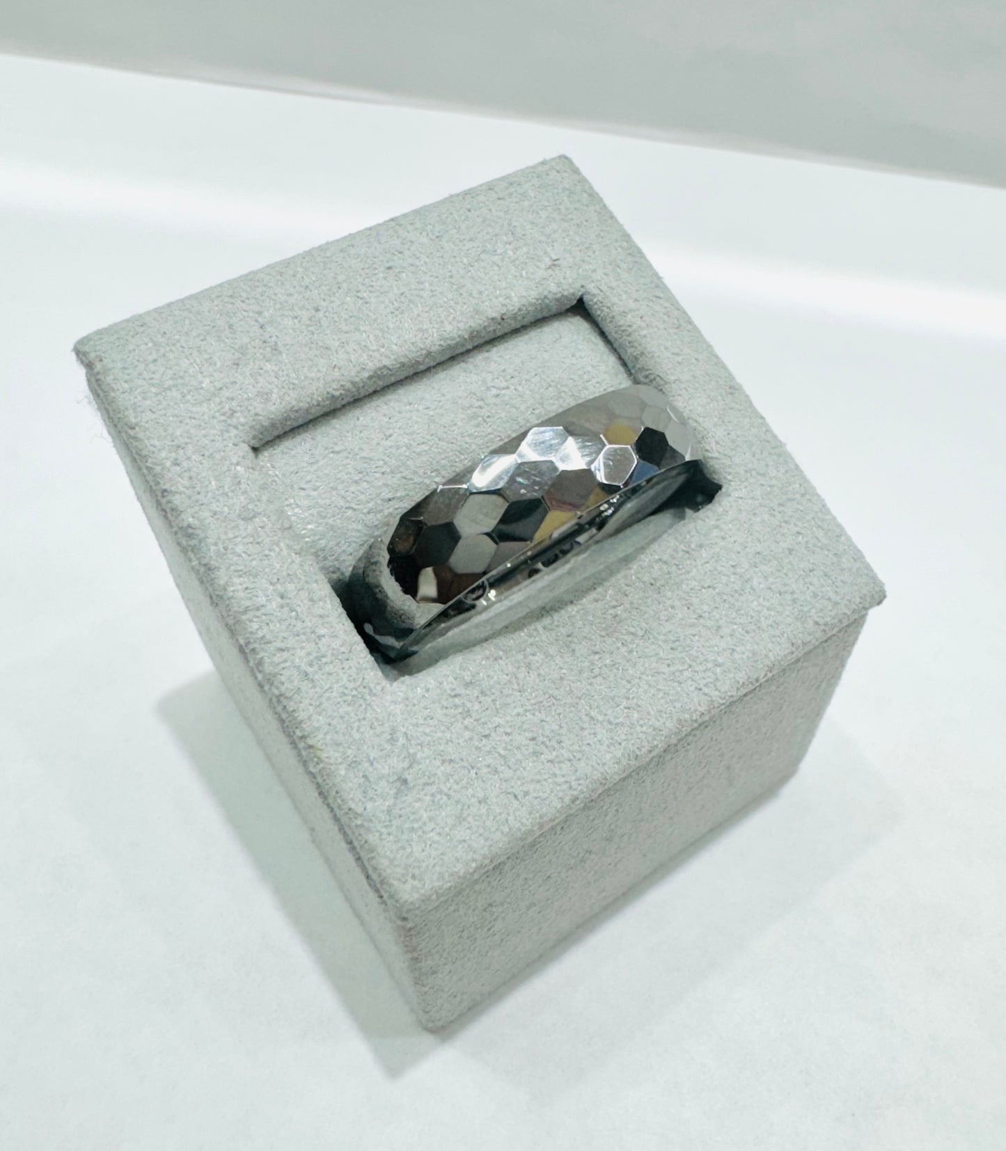 TUNGSTEN HAMMERED FINISH MENS WEDDING BAND 6mm, SIZE: 13