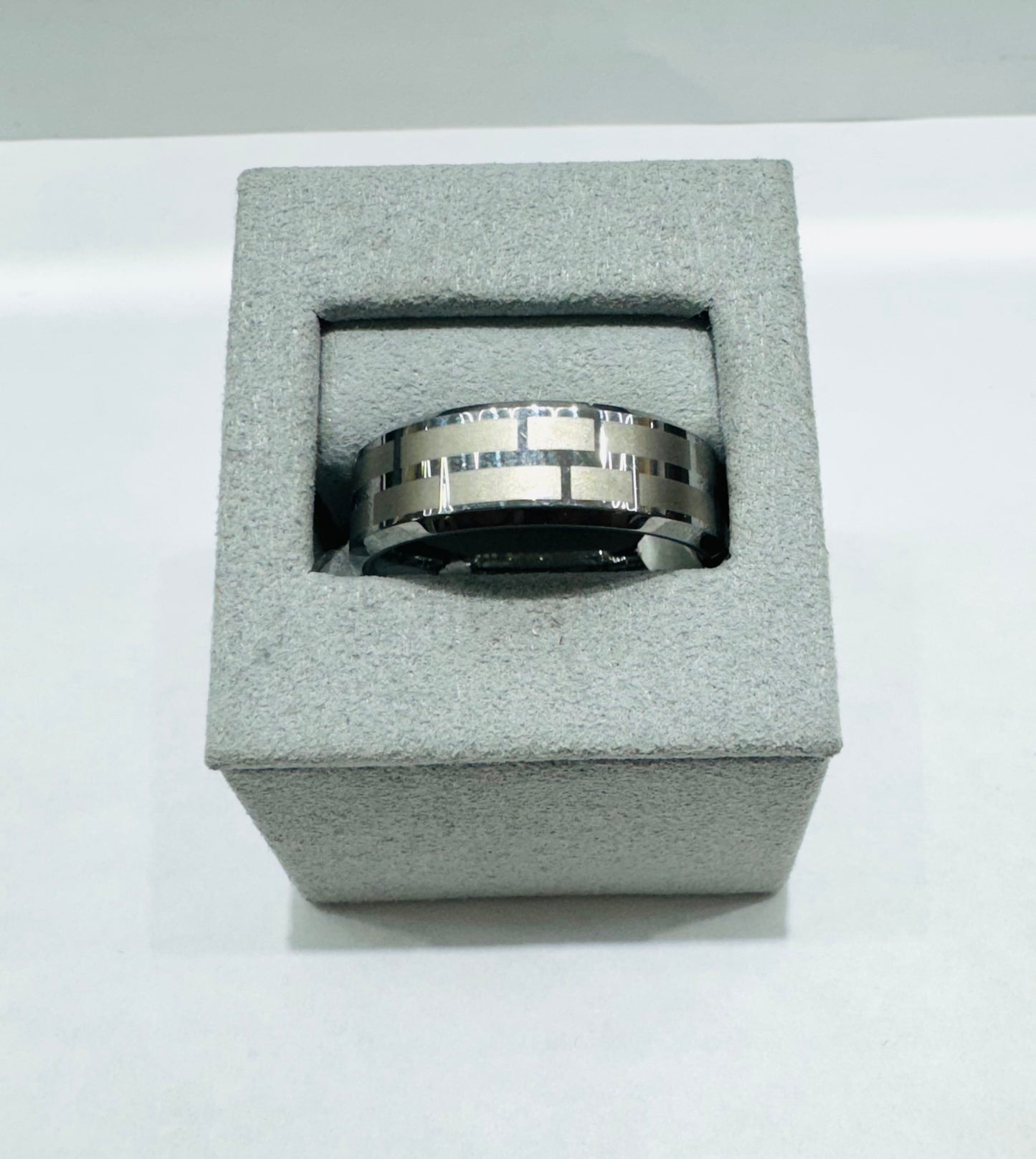TWO TONED TUNGSTEN CARBIDE MENS WEDDING BAND WITH BRICK PATTERN 7.8mm, SIZE: 11.5