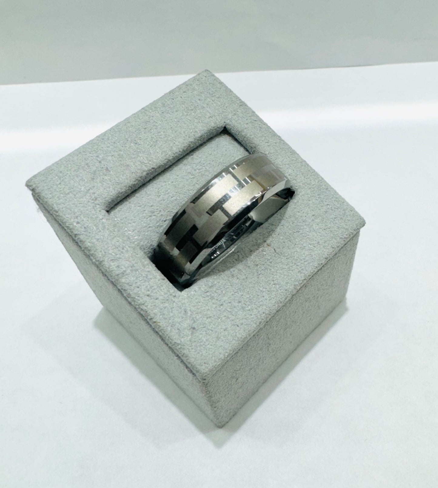 TWO TONED TUNGSTEN CARBIDE MENS WEDDING BAND WITH BRICK PATTERN 7.8mm, SIZE: 11.5