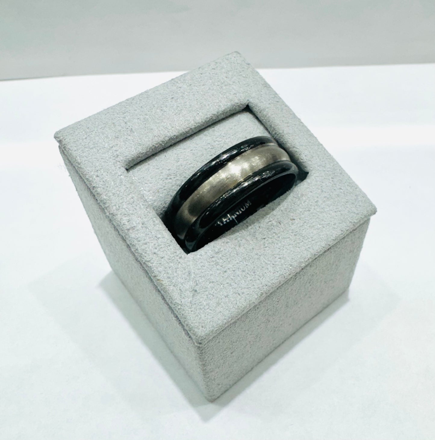 TITANIUM MENS WEDDING BAND WITH BLACK & SILVER FINISH 8mm, SIZE: 11