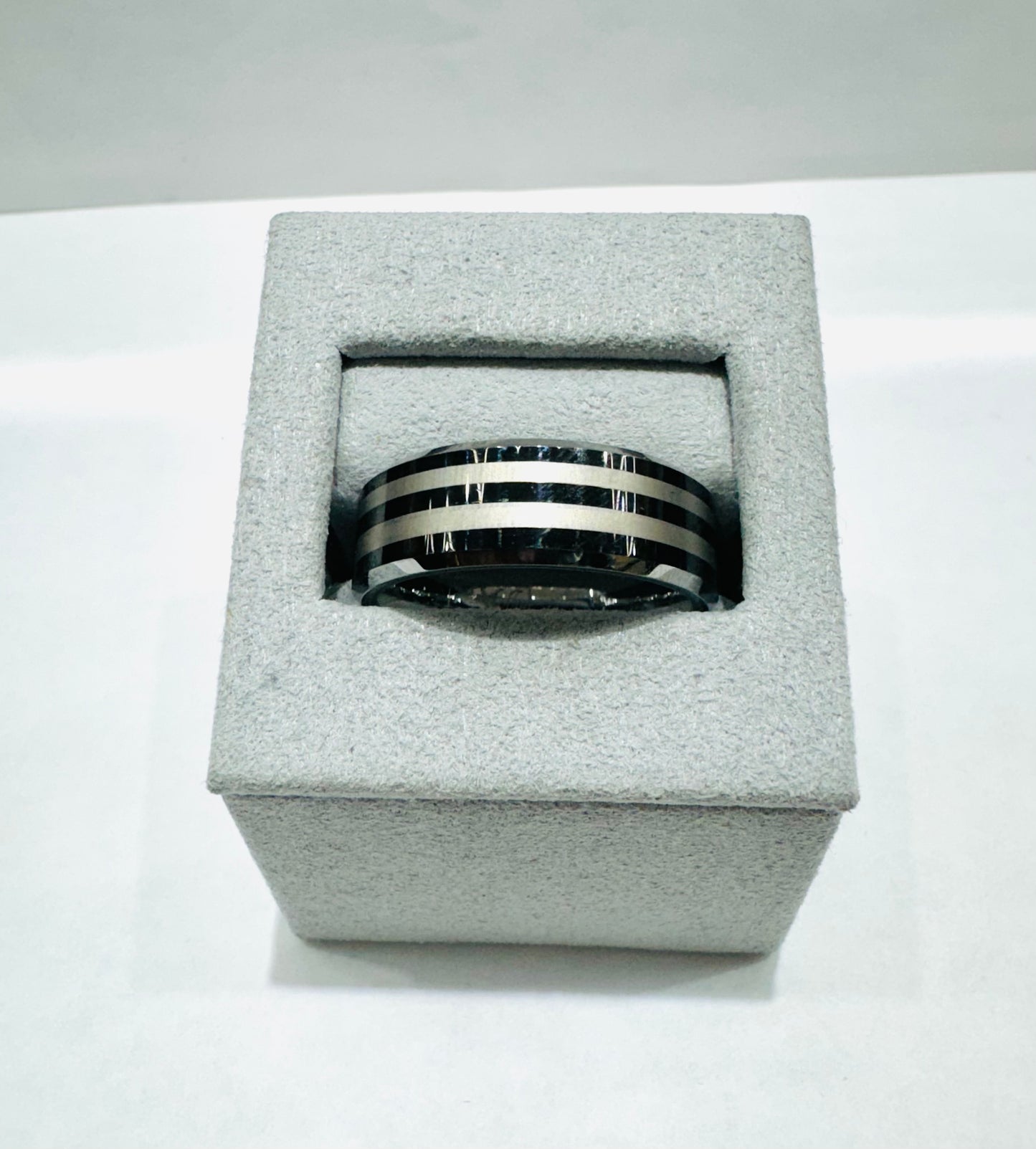 TWO TONED TUNGSTEN CARBIDE MENS WEDDING BAND WITH POLISHED STRIPES 8mm, SIZE: 11