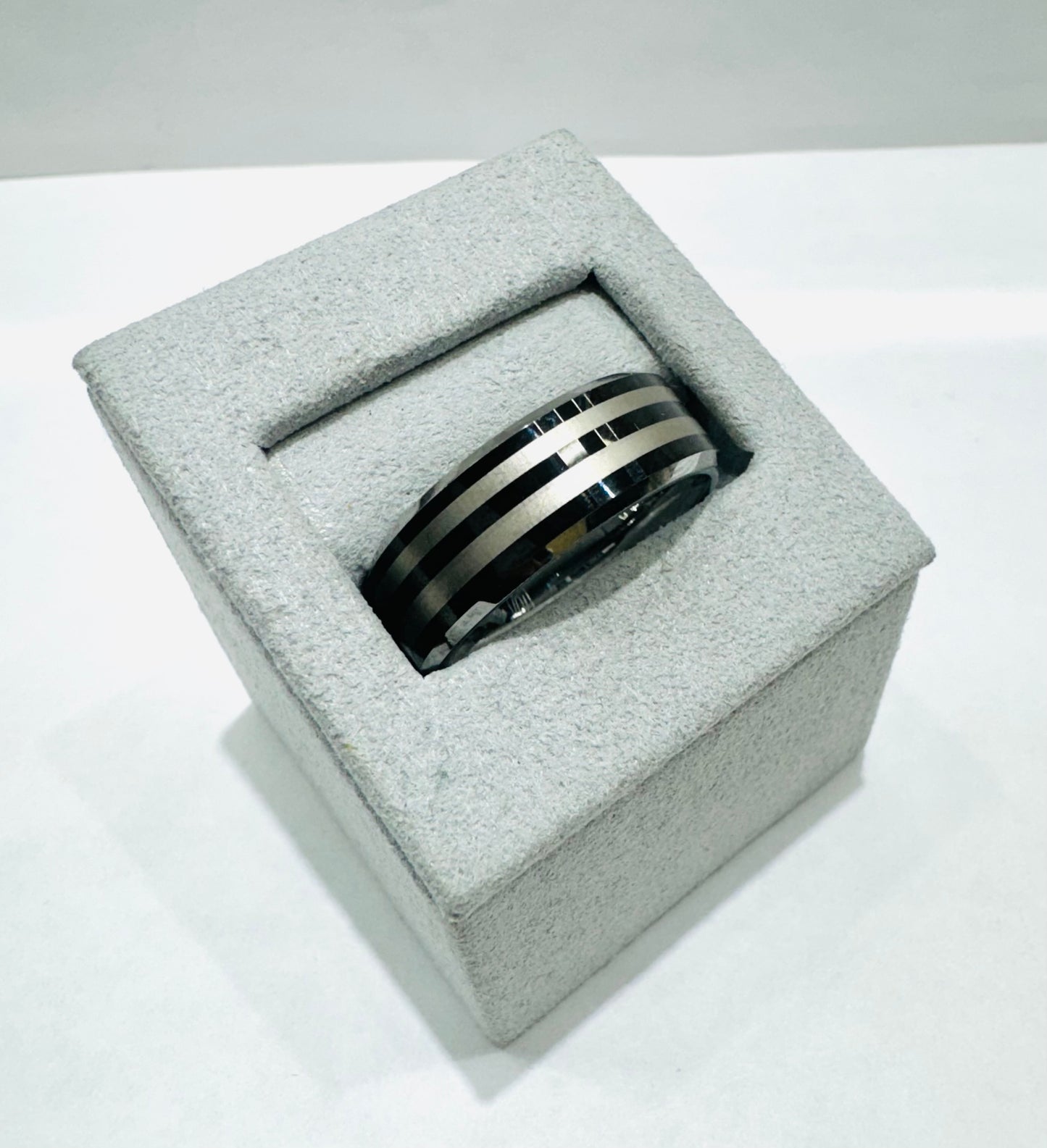 TWO TONED TUNGSTEN CARBIDE MENS WEDDING BAND WITH POLISHED STRIPES 8mm, SIZE: 11