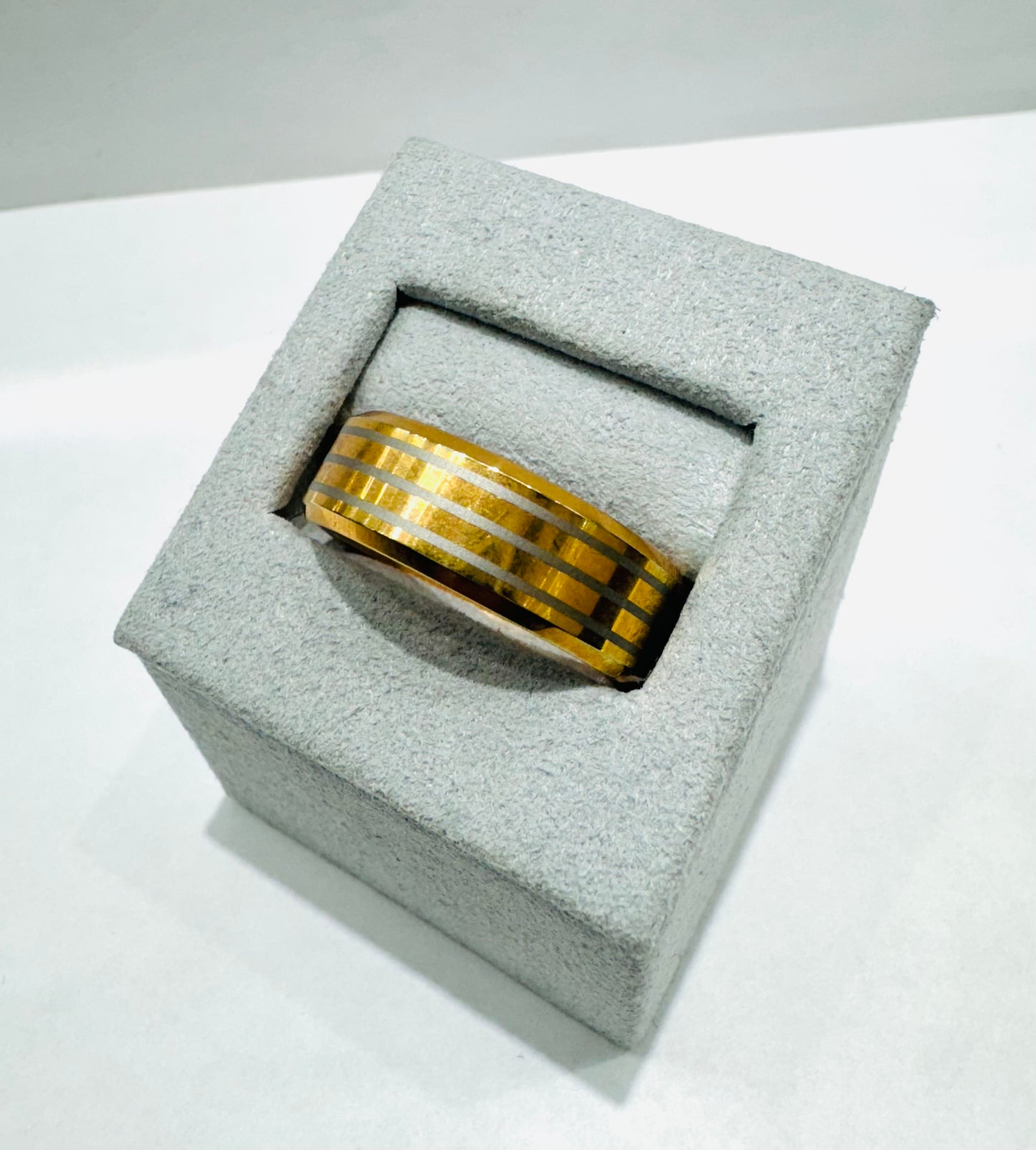 MENS TUNGSTEN CARBIDE WEDDING BAND WITH SILVER TONED STRIPES 7.7mm, SIZE: 11