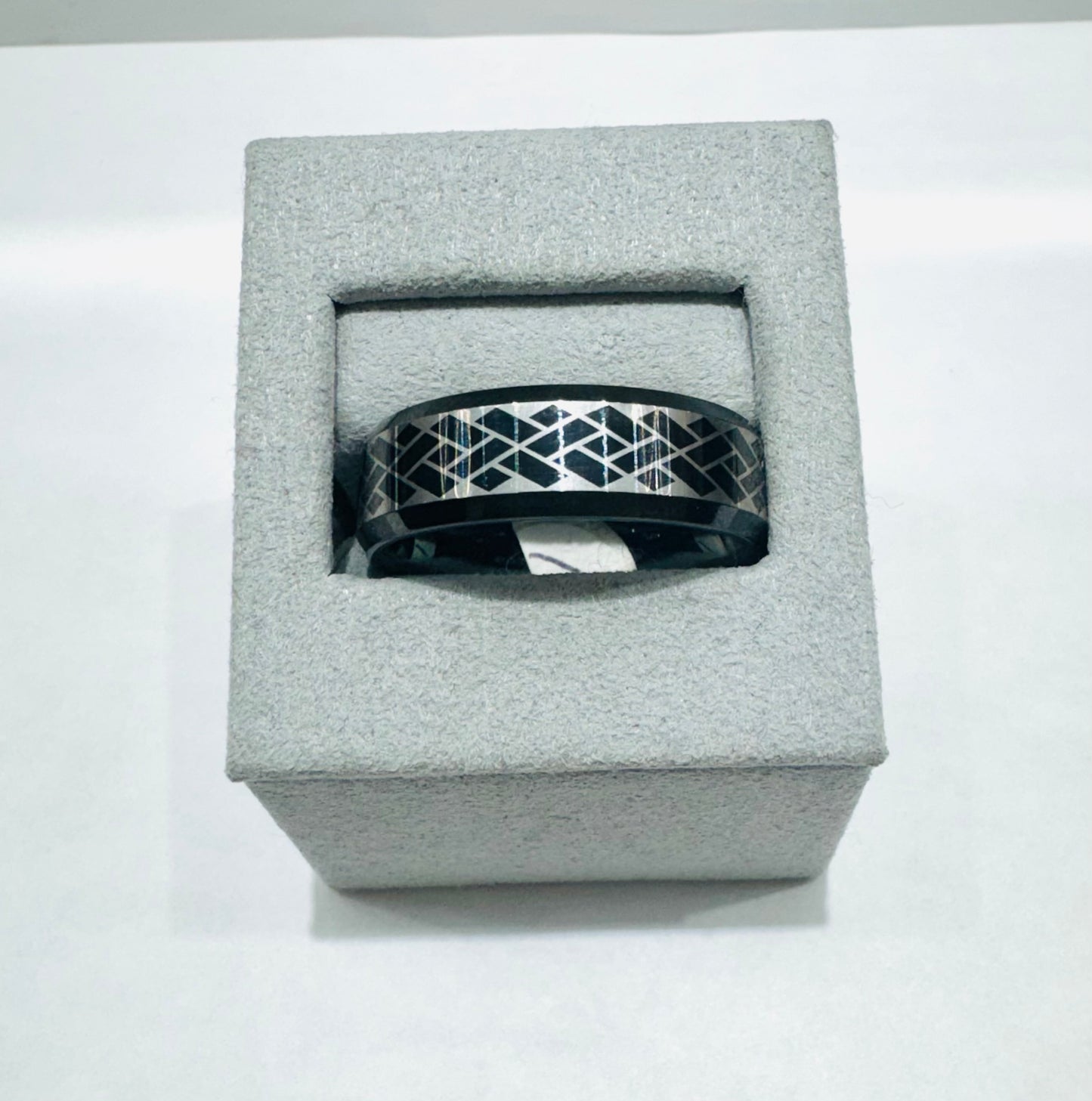 BLACK TUNGSTEN BAND WITH TEXTURED GEOMETRIC PATTERN 8mm, SIZE: 12.5