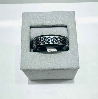 BLACK TUNGSTEN BAND WITH TEXTURED GEOMETRIC PATTERN 8mm, SIZE: 12.5