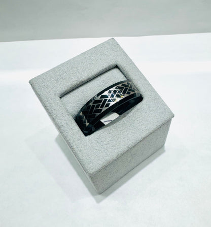 BLACK TUNGSTEN BAND WITH TEXTURED GEOMETRIC PATTERN 8mm, SIZE: 12.5