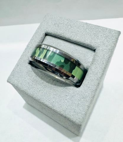MENS POLISHED TUNGSTEN CARBIDE WEDDING BAND WITH GREEN CAMOUFLAGE INLAY 8mm, SIZE: 12