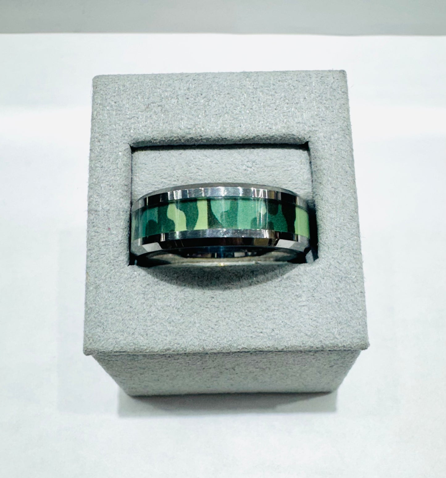MENS POLISHED TUNGSTEN CARBIDE WEDDING BAND WITH GREEN CAMOUFLAGE INLAY 8mm, SIZE: 12