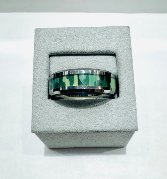 MENS POLISHED TUNGSTEN CARBIDE WEDDING BAND WITH GREEN CAMOUFLAGE INLAY 8mm, SIZE: 12