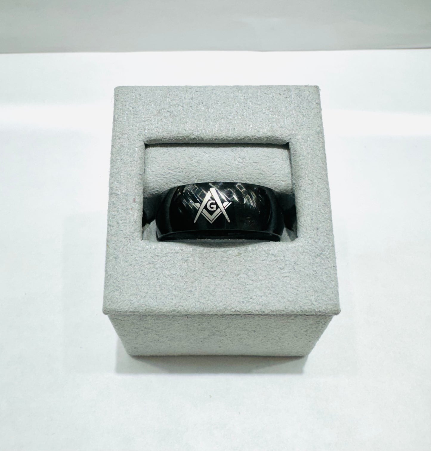 BLACK STAINLESS STEEL MASONIC BAND WITH ETCHED SQUARE & COMPASS SYMBOL 8mm, SIZE: 10.5
