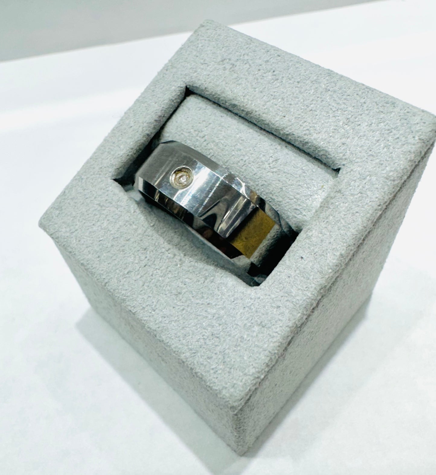 TUNGSTEN MENS WEDDING BAND WITH ONE CZ STONE, WIDTH: 8mm, SIZE: 11