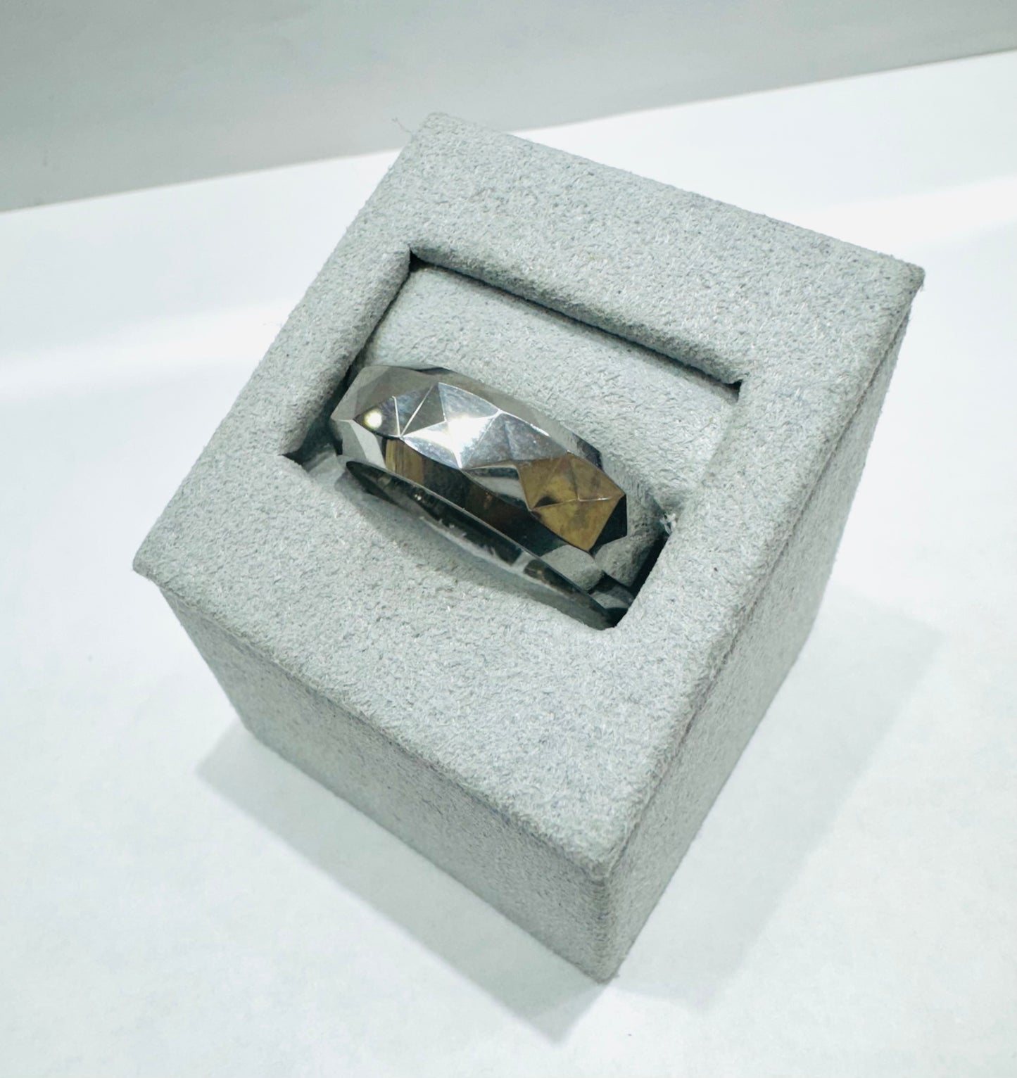 TUNGSTEN CARBIDE WEDDING BAND WITH FACETED POLISH DESIGN 7.3mm, SIZE: 11