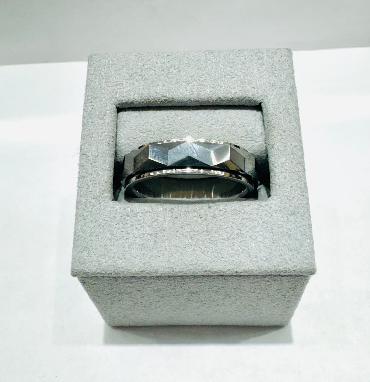 TUNGSTEN CARBIDE MENS WEDDING BAND WITH FACETED HAMMERED DESIGN 6mm, SIZE: 10.5